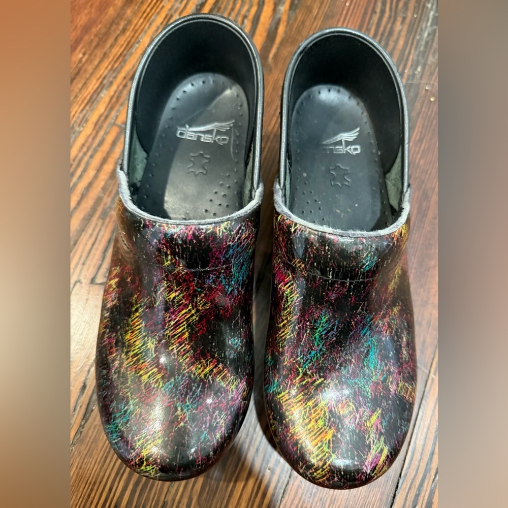 Dansko Rainbow Scribble Patent Leather Clogs Women’s Sz 38 (U.S. 7.5)